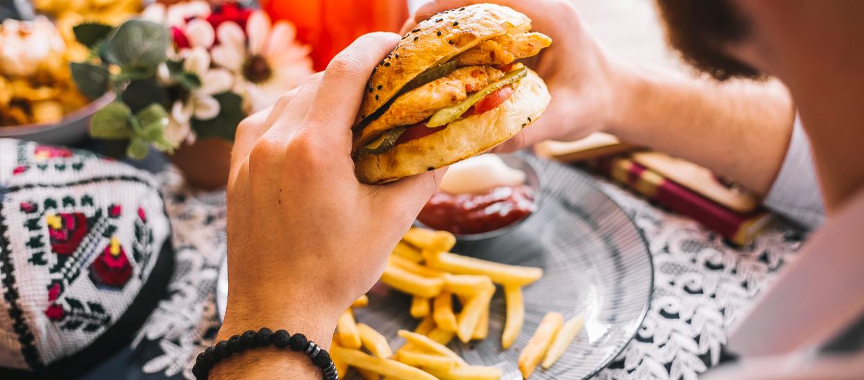 Ar putea renunțarea la alimentele ultraprocesate să îmbunătățească sănătatea mintală?