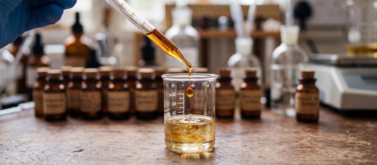 Alcoolul benzilic, alergenul anului 2026. Ingredientul ascuns în produse pentru piele