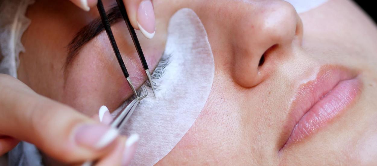 Produsele cosmetice care îți pot pune vederea în pericol. Mii de persoane ajung la urgențe
