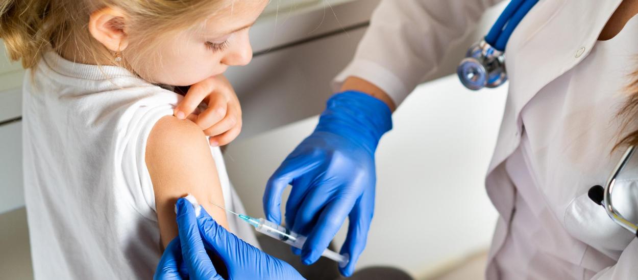 Experții OMS recomandă vaccinarea împotriva HPV pentru fete începând cu vârsta de 4