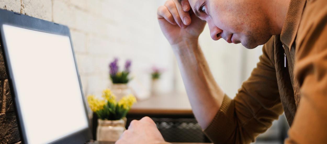 Cauți simptome pe Google și îți alegi singur tratamentul? Greșeala care îți poate pune sănătatea în pericol