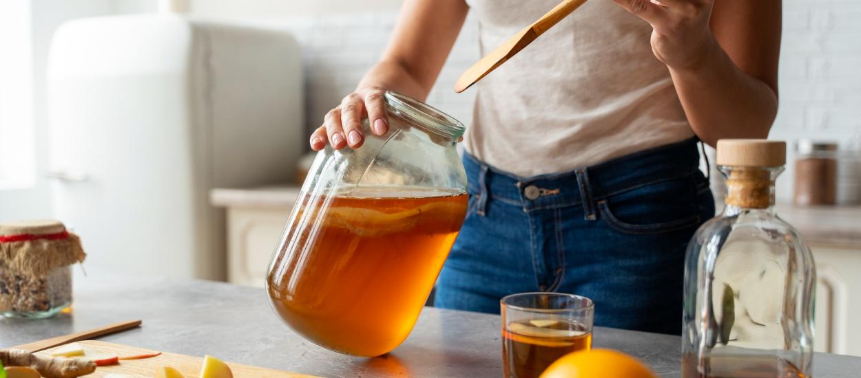 De ce e bine să bei kombucha: băutura care are legătură cu intestinul și creierul