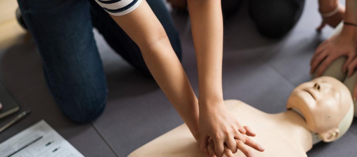 Stopul cardiac poate lovi acasă, fără avertisment. Cum poți salva viața cuiva în primele minute