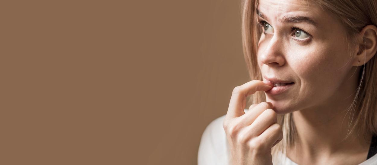 Îți rozi unghiile? Obiceiul poate duce la infecții, probleme dentare și deformarea unghiilor