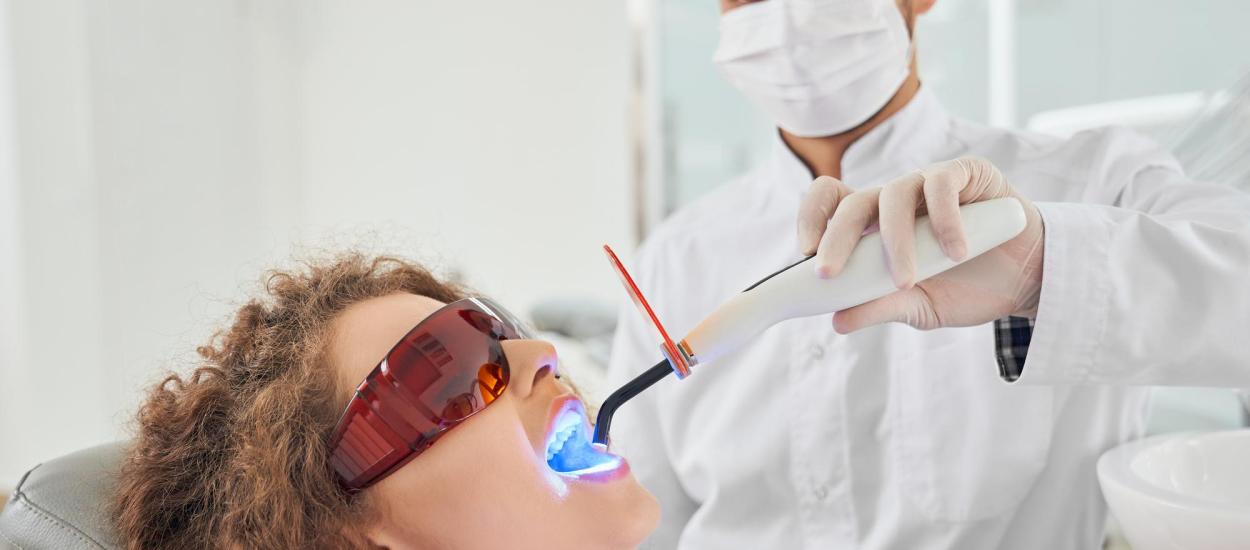 Substanță interzisă în lacurile de unghii cu gel, dar încă folosită la dentist. De ce este permisă?