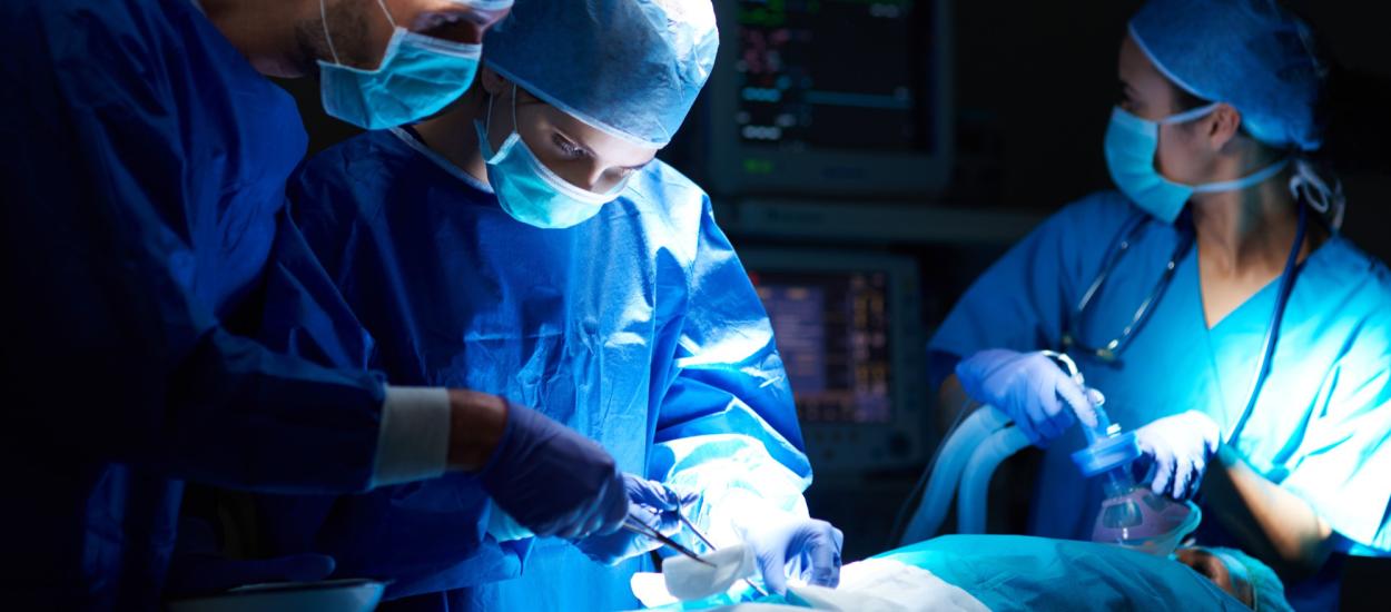 Cancerul depistat prea târziu limitează șansele chirurgiei robotice. Ce spune medicul Mihai Dobra