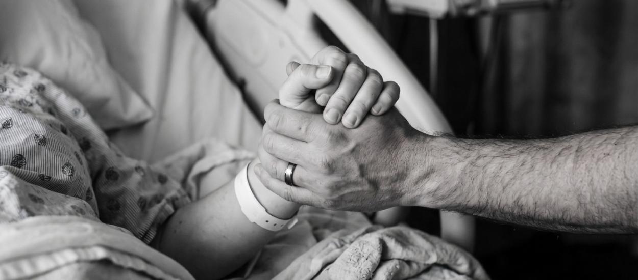 Ce se întâmplă cu corpul în ultimele ore de viață. Medicii explică semnele care anunță apropierea morții